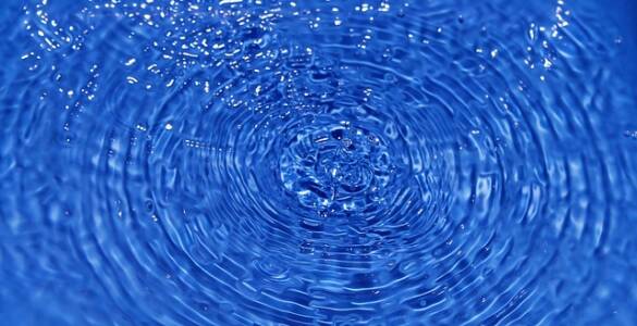 niebieska woda z lekkimi pofalowaniami tafli wody