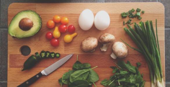 deska do krojenia z warzywami oraz owocem i jajkiem