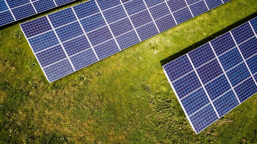 panel słoneczne nad trawą