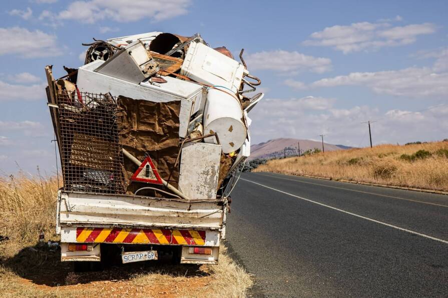ciężarówka ze śmieciami na pustynnej drodze