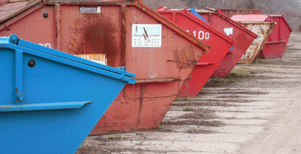 kontenery na gruz w kolarach czerwonych i niebieskich