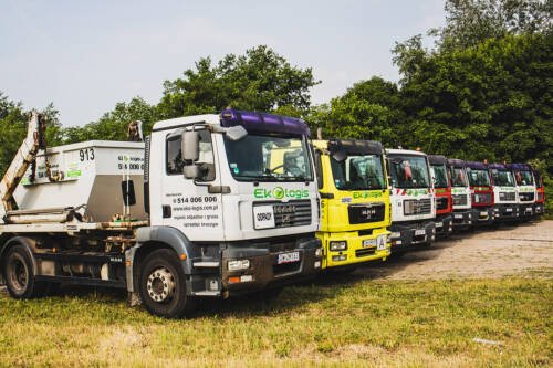 flota ciężarówek eko-logis do transportu kontenerów na łące