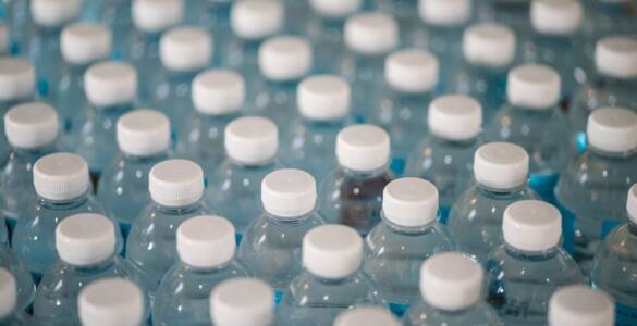 małe butelki plastikowe z wodą