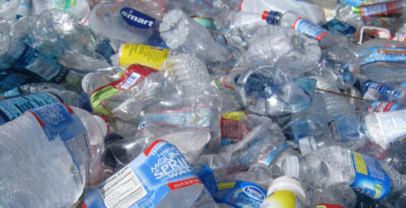 składowisko plastikowych butelek pet