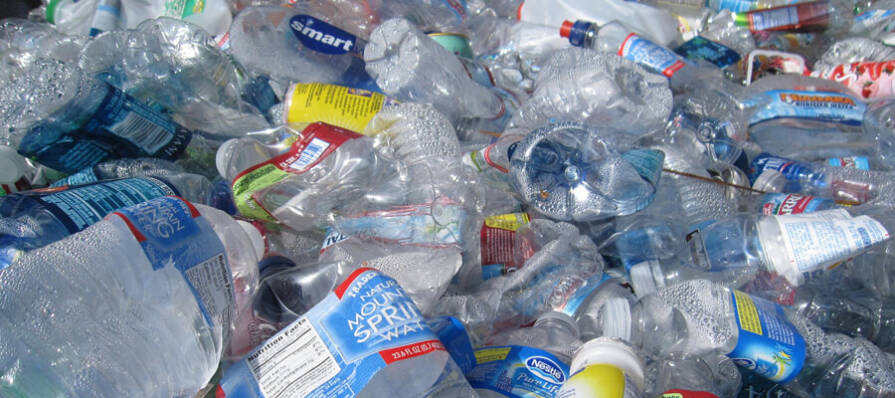 składowisko plastikowych butelek pet