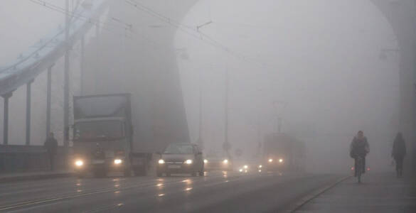 duża mgła na moście w centrum miasta