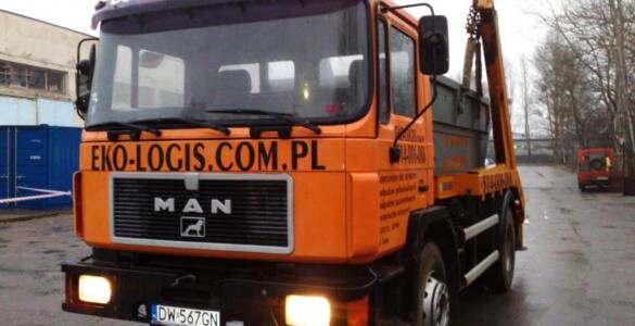 pomarańczowa ciężarówka do podnoszenia kontenerów