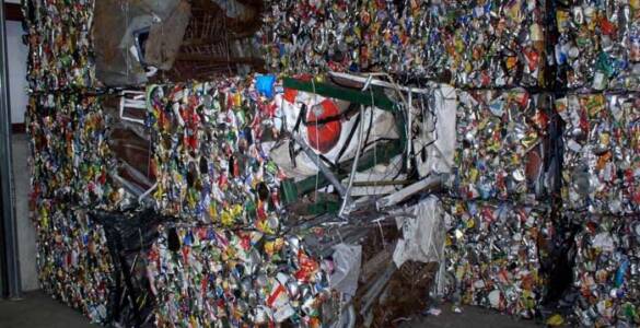 wysypisko śmieci ze sprasowanymi kostkami plastiku do przetworzenia