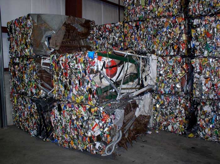 wysypisko śmieci ze sprasowanymi kostkami plastiku do przetworzenia